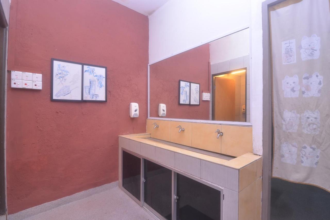 Spot On 89886 Backpacker'S Stay Services Kuching Exteriör bild