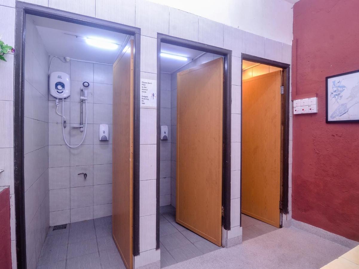 Spot On 89886 Backpacker'S Stay Services Kuching Exteriör bild